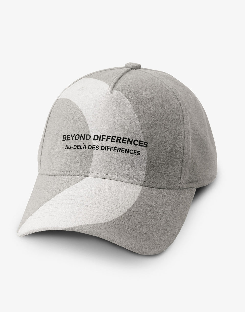 Casquette grise en suède végane vue de face, broderie BEYOND DIFFERENCES / AU-DELÀ DES DIFFÉRENCES