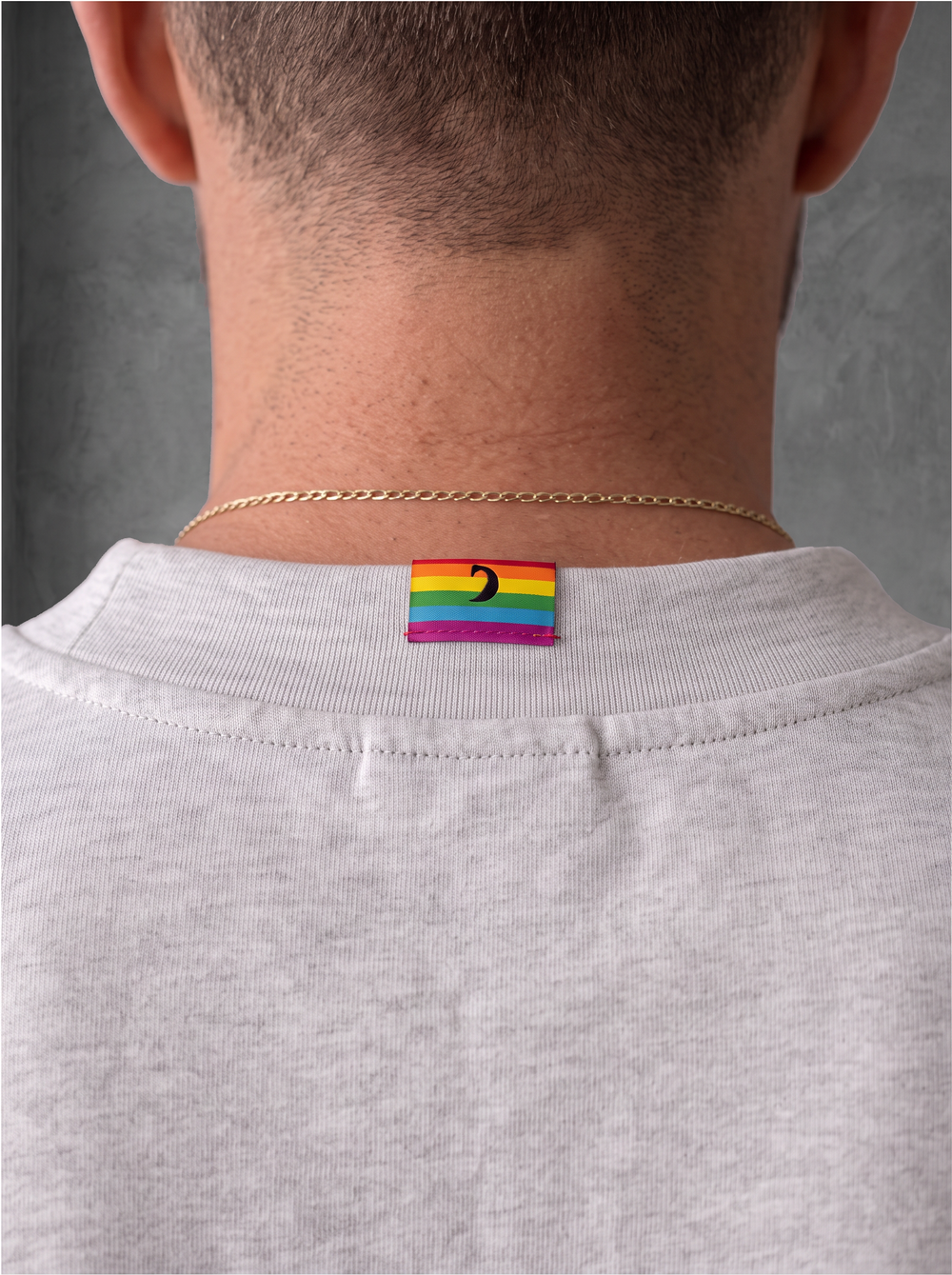 Étiquette drapeau arc-en-ciel cousue au col arrière du Heavyweight T-shirt Gris