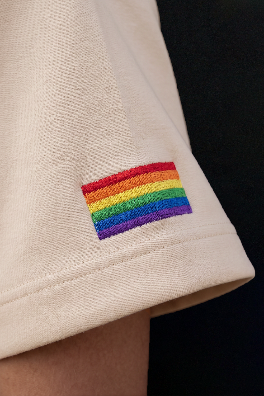 Drapeau arc-en-ciel brodé sur la manche du Heavyweight T-shirt Beige
