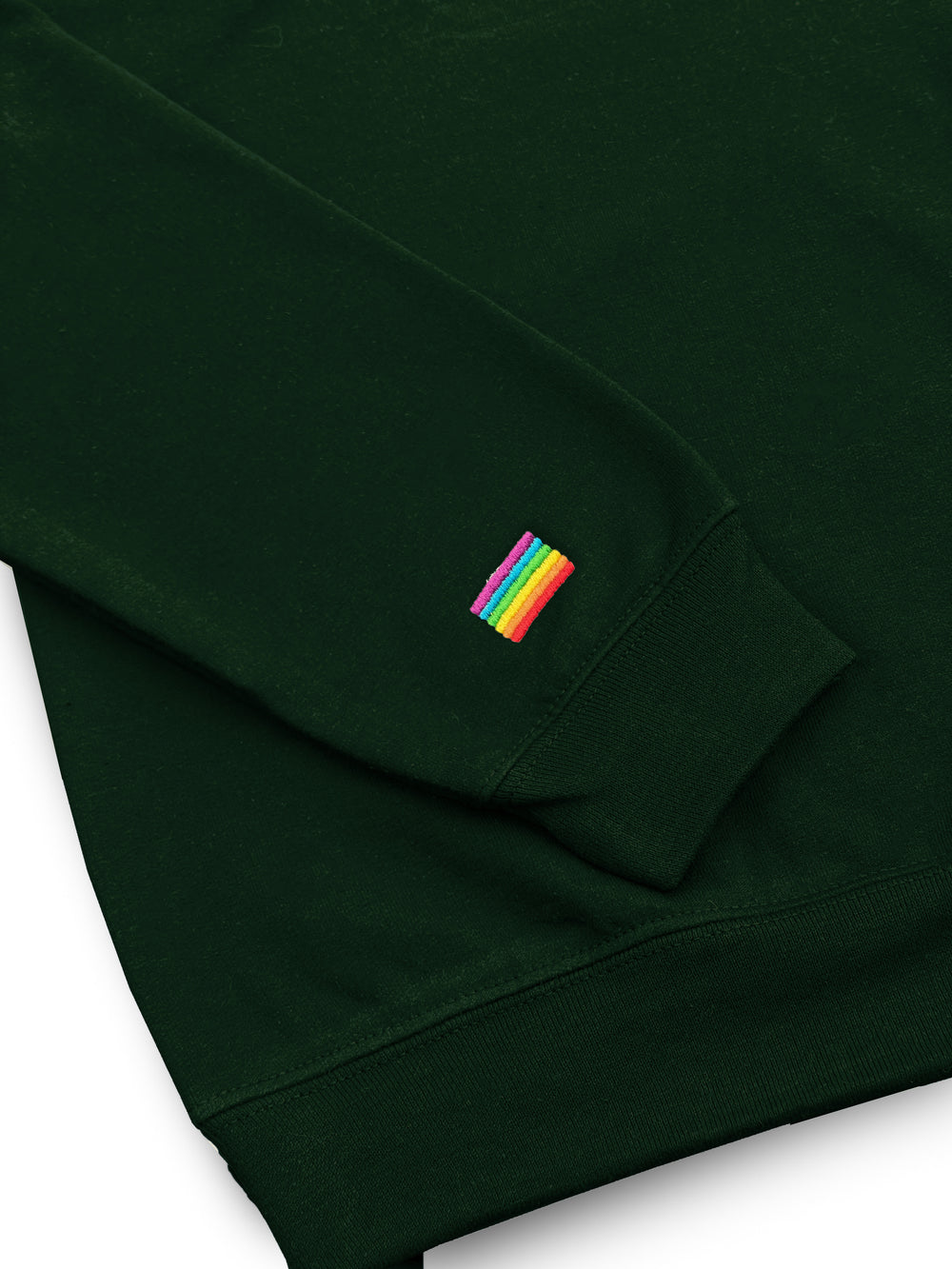 Gros plan du drapeau arc-en-ciel brodé au poignet du chandail 1/4 zip vert forêt
