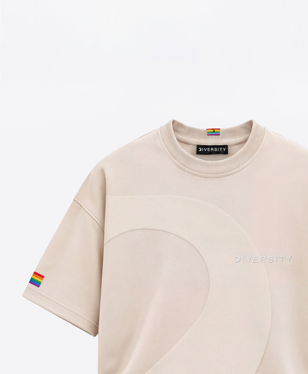 Heavyweight T-shirt Beige à empiècement arrondi ton sur ton, drapeau arc-en-ciel brodé sur la manche