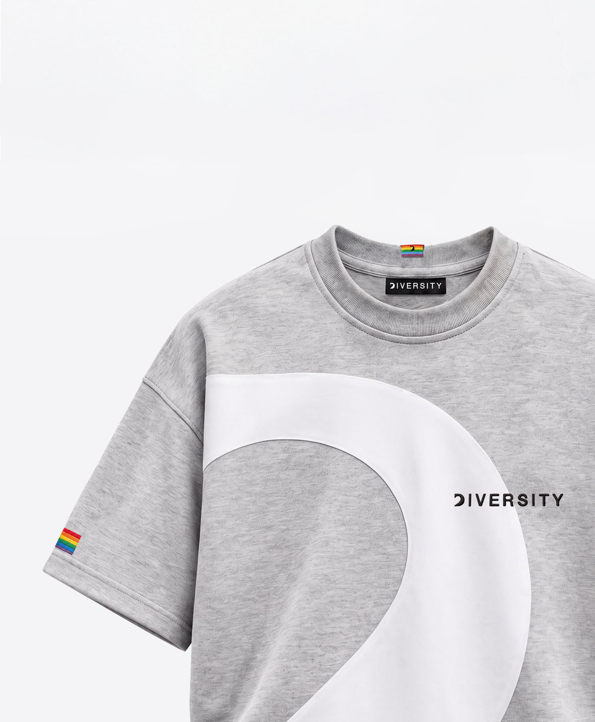 Heavyweight T-shirt Gris à empiècement blanc arrondi, logo DIVERSITY et drapeau arc-en-ciel brodé sur la manche