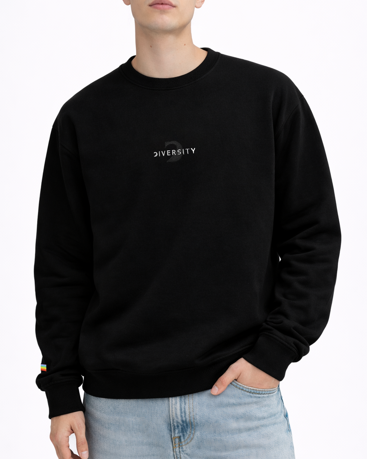 Midweight Crewneck Noir / Blanc porté, logo DIVERSITY blanc brodé sur la poitrine