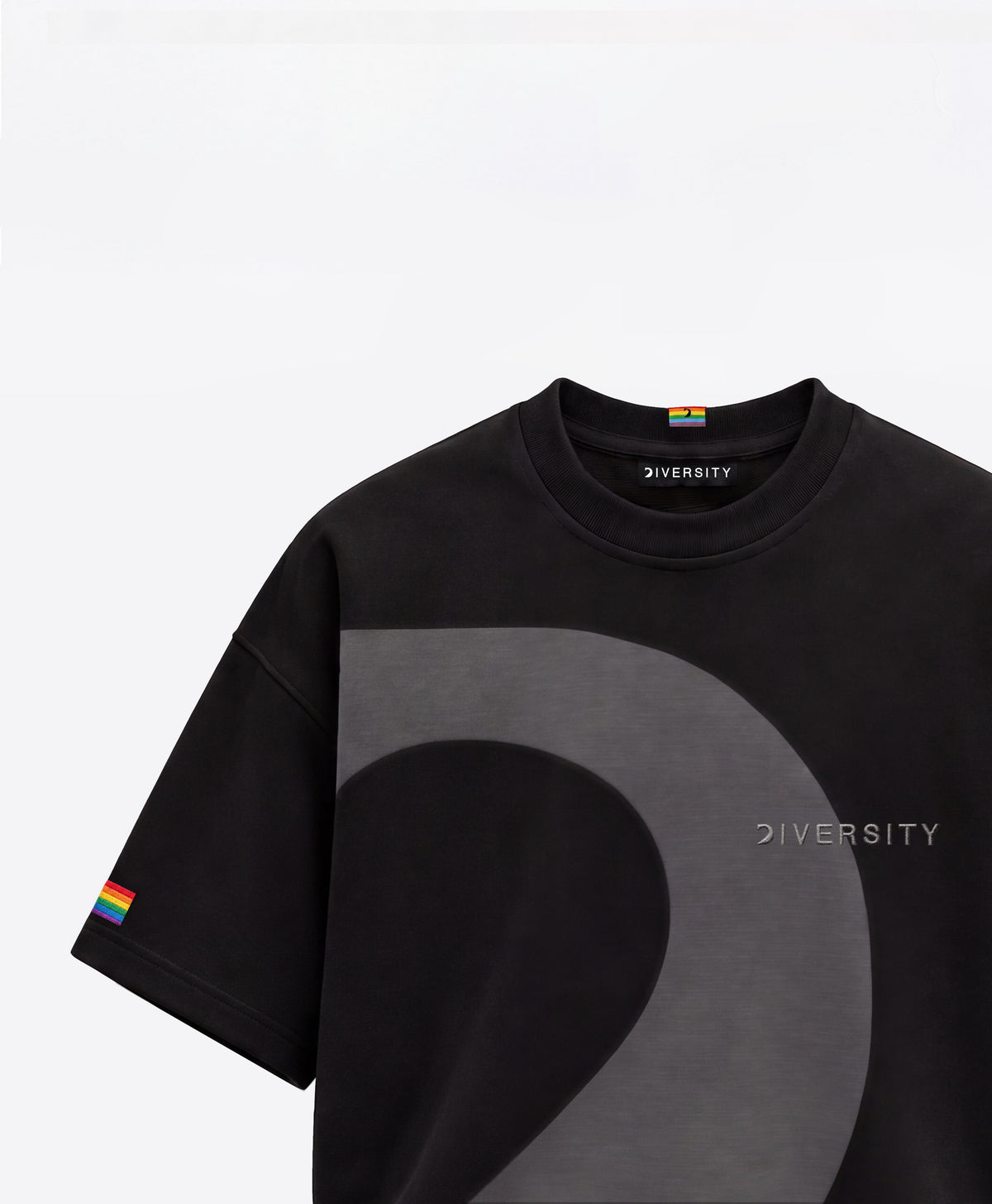 Heavyweight T-shirt Noir à empiècement gris arrondi, logo DIVERSITY et drapeau arc-en-ciel brodé sur la manche