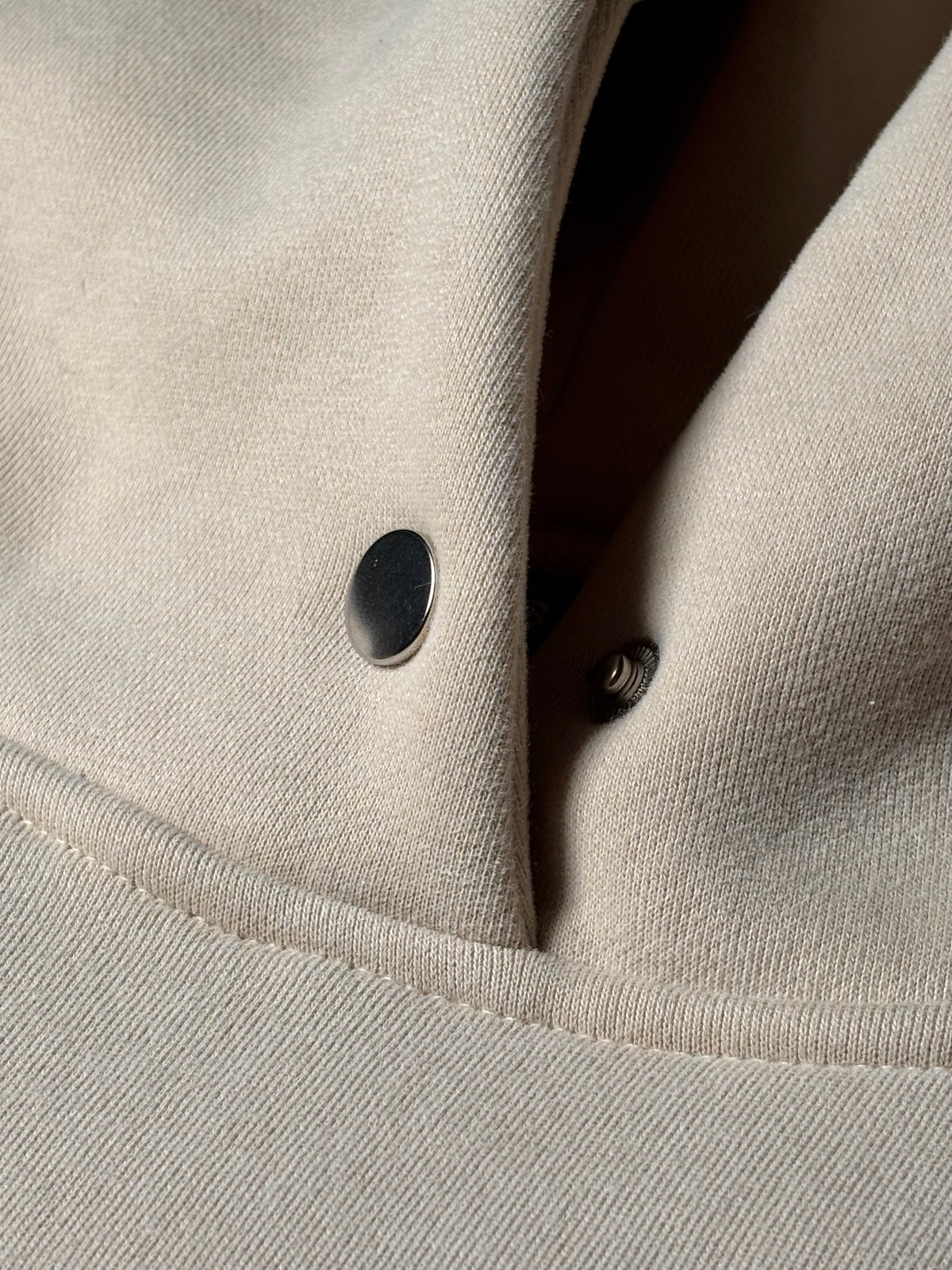 Bouton-pression au col du Heavyweight Hoodie Beige Allié