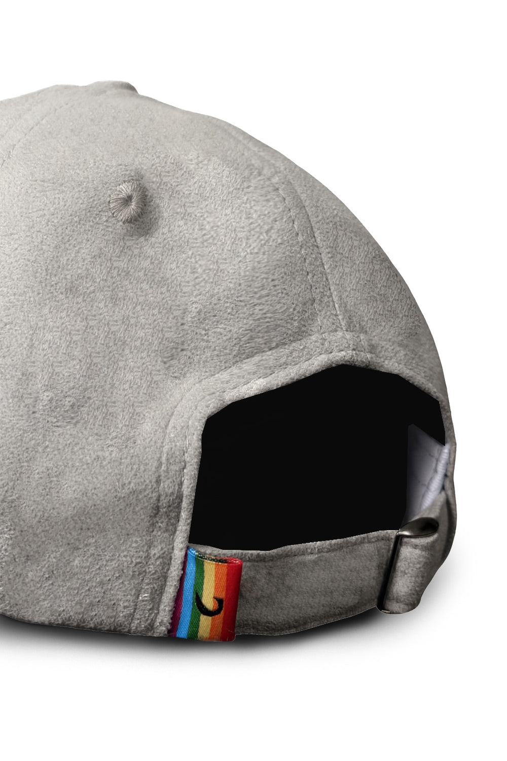 Arrière de la casquette grise en suède végane, étiquette drapeau arc-en-ciel sur la sangle