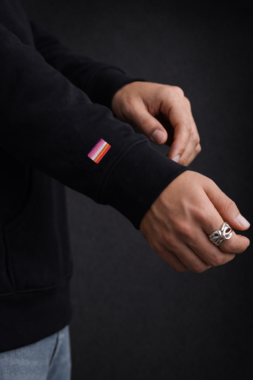 Option drapeau lesbien brodé sur la manche d'un vêtement midweight noir